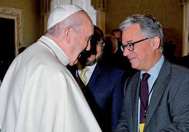 Papież z Austenem Ivereighem, z którym rozmowy były inspiracją do napisania książki.