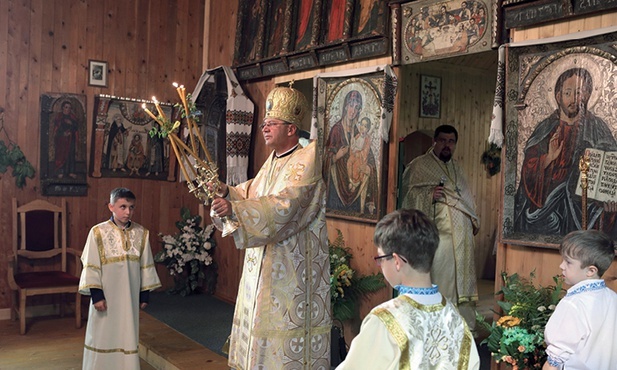 Liturgia celebrowana przez abp. Eugeniusza Popowicza w cerkwi w Olchowcu.