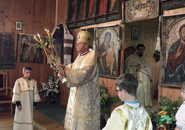 Liturgia celebrowana przez abp. Eugeniusza Popowicza w cerkwi w Olchowcu.