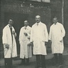 Edmund Wojtyła (pierwszy z prawej) wśród lekarzy szpitala miejskiego w Bielsku.