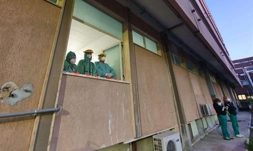 Z okien w modlitwę włączyli się i lekarze, i lżej chorzy.
