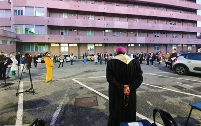 Arcybiskup Morosini nie pierwszy raz modli się z chorymi tego szpitala.