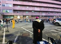 Arcybiskup Morosini nie pierwszy raz modli się z chorymi tego szpitala.