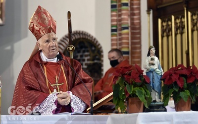 Bp Dec w czasie homilii w wałbrzyskiej kolegiacie. 