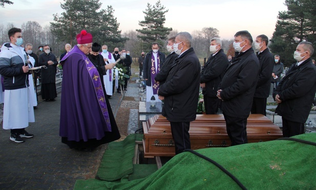 Zmarły po ciężkim przebiegu covid-19 ks. Andrzej Trzeciak pożegnany
