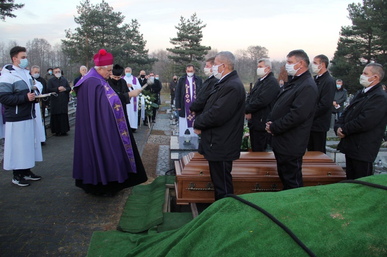 Zmarły po ciężkim przebiegu covid-19 ks. Andrzej Trzeciak pożegnany