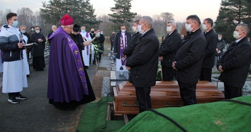 Zmarły po ciężkim przebiegu covid-19 ks. Andrzej Trzeciak pożegnany