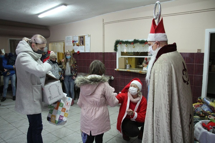 Odwiedziny św. Mikołaja w bielskiej Kuchni Społecznej św. Brata Alberta