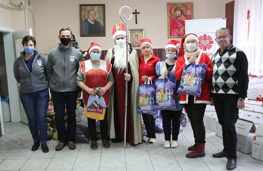 Odwiedziny św. Mikołaja w bielskiej Kuchni Społecznej św. Brata Alberta