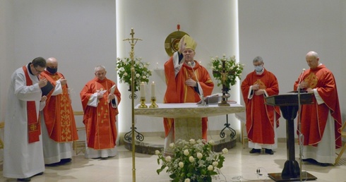 Uroczystego błogosławieństwa trwającym na wieczystej adoracji udzielił bp Piotr Turzyński.