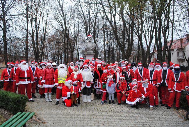 Pamiątkowa fotka Mikołajów na rudnickim rynku.