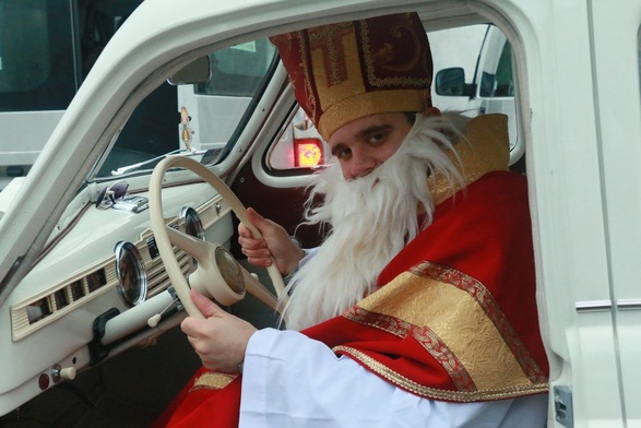 Św. Mikołaj w tym roku poruszał się po  Lublinie zabytkową Warszawą.