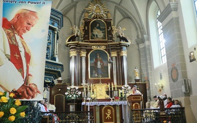 Ołtarz główny z wizerunkiem św. Mikołaja w kościele na Czwartku w Lublinie.
