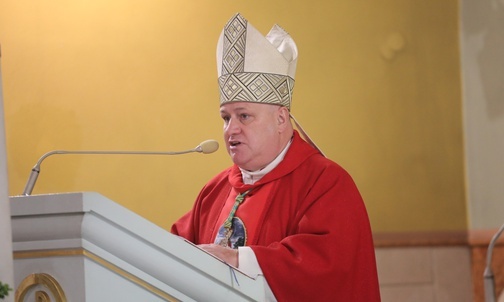 Homilię w Brzeszczach wygłosił bp Piotr Greger.