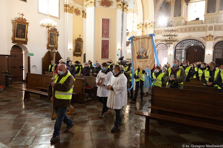 Poświęcenie sztandaru Fatimskiego Apostolatu Niepokalanego Serca Maryi w Rokitnie