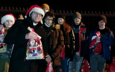 Młodzież z KSM-u i ks. Daniel Wiecheć roznosili prezenty po osiedlu.