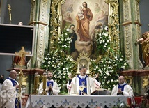 Bp Adam Bałabuch wraz z koncelebransami w drugim dniu przygotowania do zawierzenia św. Józefowi diecezji świdnickiej.