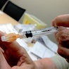 Już zatwierdzona szczepionka wymaga nadzoru