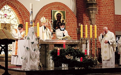 Na zakończenie Eucharystii bp Wojciech Skibicki udzielił zgromadzonym w świątyni błogosławieństwa relikwiami patrona.