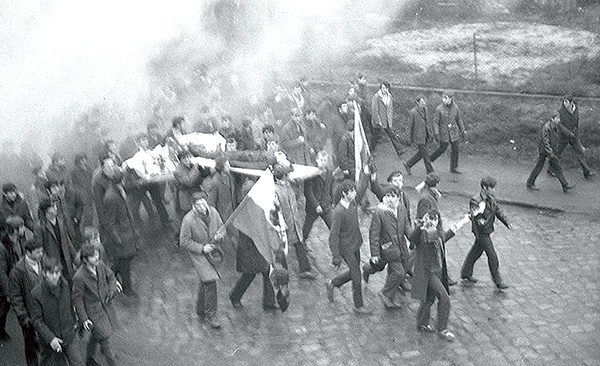 W tłumie gdynian niosących na drzwiach zabitego Zbyszka Godlewskiego była Ewa Jażdżewska.