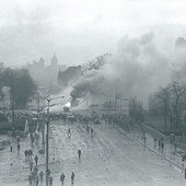 Walki uliczne w rejonie Huciska w Gdańsku 15 grudnia 1970 roku. W tle kościoły św. Mikołaja, św. Jana i Mariacki.