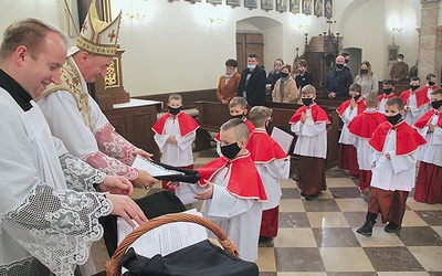 Bp Andrzej Jeż wręczył mianowanym „ministerialne teki”  wraz z podziękowaniem imiennie skierowanym do rodziców.