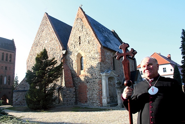 	Kustosz sanktuarium przed północną ścianą odnowionej świątyni.