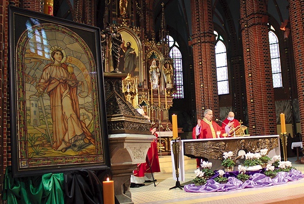 W prezbiterium stanął obraz św. Barbary. 