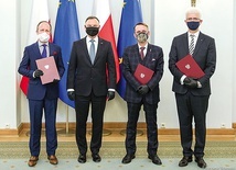 ▲	B. Czarakcziew (pierwszy z prawej) otrzymał nominację z rąk prezydenta Andrzeja Dudy wraz z zastępcami A. Betlejem (drugi z prawej) i A. Szczerskim (pierwszy z lewej).