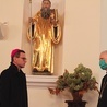 ▲	Biskupi Piotr Libera i Mirosław Milewski przy rzeźbie świętego, która wypełniła niszę najbardziej reprezentatywnego pomieszczenia Muzeum Diecezjalnego.