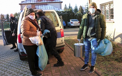▲	Dagmara Kornacka i Maciej Felis ze strażnikami miejskimi rozwożą ciepłe posiłki.