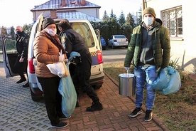 ▲	Dagmara Kornacka i Maciej Felis ze strażnikami miejskimi rozwożą ciepłe posiłki.