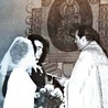 Dzięki zachowanej fotografii ślubnej wiadomo, jak wyglądał obraz Matki Bożej Królowej Korony Polskiej.