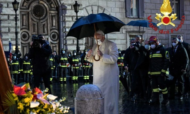 Papież Franciszek zaapelował o przestrzeganie przepisów o walce z pandemią