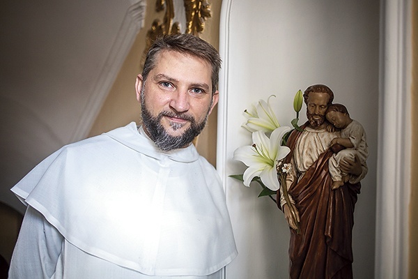 ▲	Świdnicki klasztor paulinów również doświadcza opieki oblubieńca Maryi. Przy schodach stoi jego figurka, która niespodziewanie przyjechała aż z Francji.