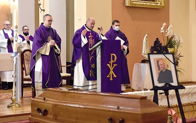 ▲	Duchowni w czasie Mszy św. żałobnej w wałbrzyskim kościele.