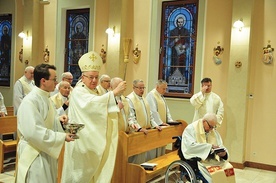 Abp Stanisław Budzik podczas poświęcenia.