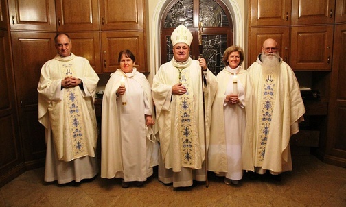 Od lewej: ks. kustosz Piotr Konieczny, Antonina Róża Kotowska OV, bp Piotr Greger, Bożena Siuda OV i o. Innocenty Kiełbasiewicz OFM.