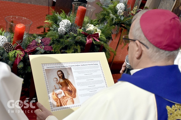 Bp Marek Mendyk w czasie odczytywania aktu zawierzenia.