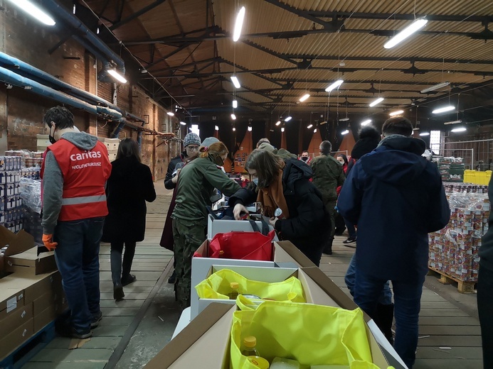 Świąteczne paczki dla wrocławskich seniorów