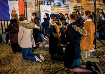 Katolicy modlący się przed zamkniętym z powodu epidemicznych obostrzeń kościołem pw. św. Sulpicjusza w Paryżu.