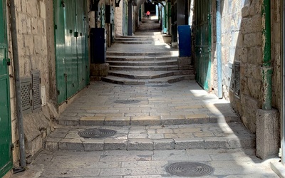 W Ziemi Świętej od marca nie ma pielgrzymów. Ludzie utrzymujący się z turystyki stracili źródło dochodów. Na zdjęciu: opustoszała stara Jerozolima.