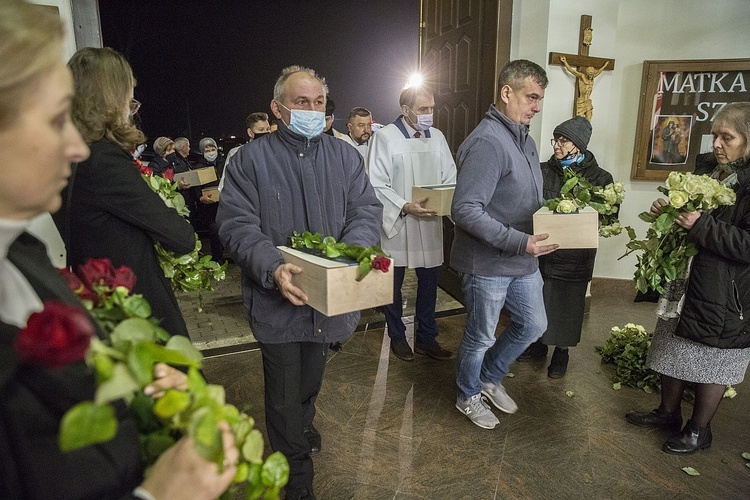 Przejmujący orszak. Pogrzeb nienarodzonych z warszawskich szpitali