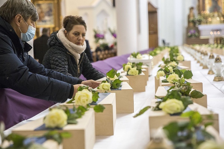 Przejmujący orszak. Pogrzeb nienarodzonych z warszawskich szpitali