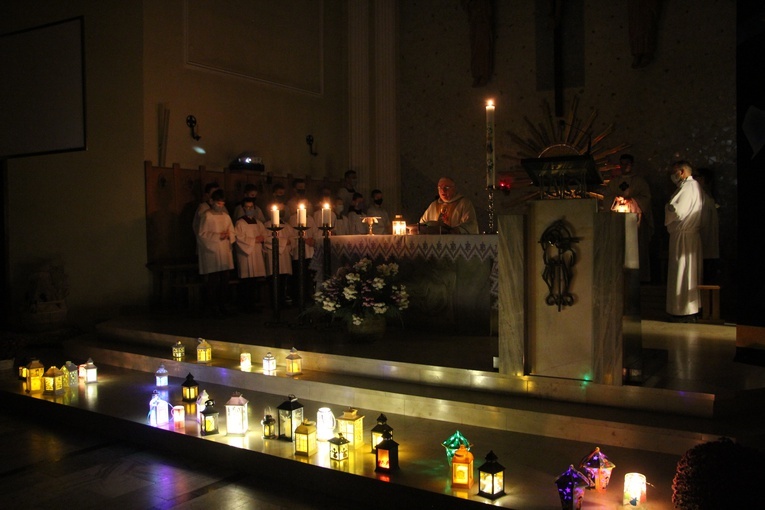 Światło lampionów na początku Mszy św. oświetla ołtarz.