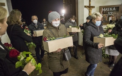 Przejmujący orszak. Pogrzeb nienarodzonych z warszawskich szpitali