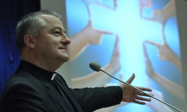 Ks. Artur Ważny.