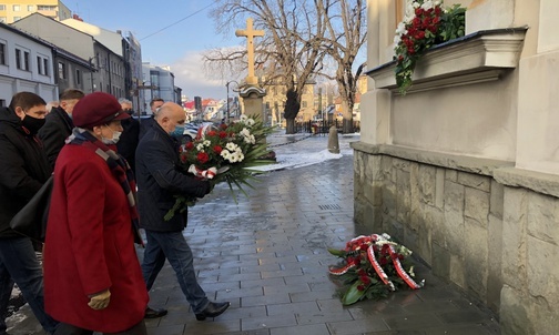 Delegacje złożyły kwiaty pod tablicą na kościele Opatrzności Bożej w Białej.