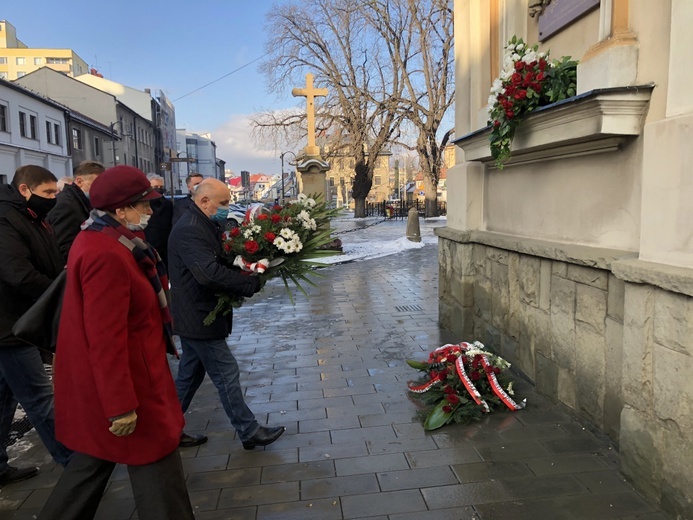 Delegacje złożyły kwiaty pod tablicą na kościele Opatrzności Bożej w Białej.