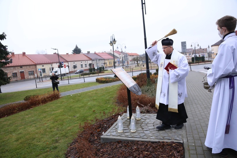 Żabno. Papieski plac z dębem